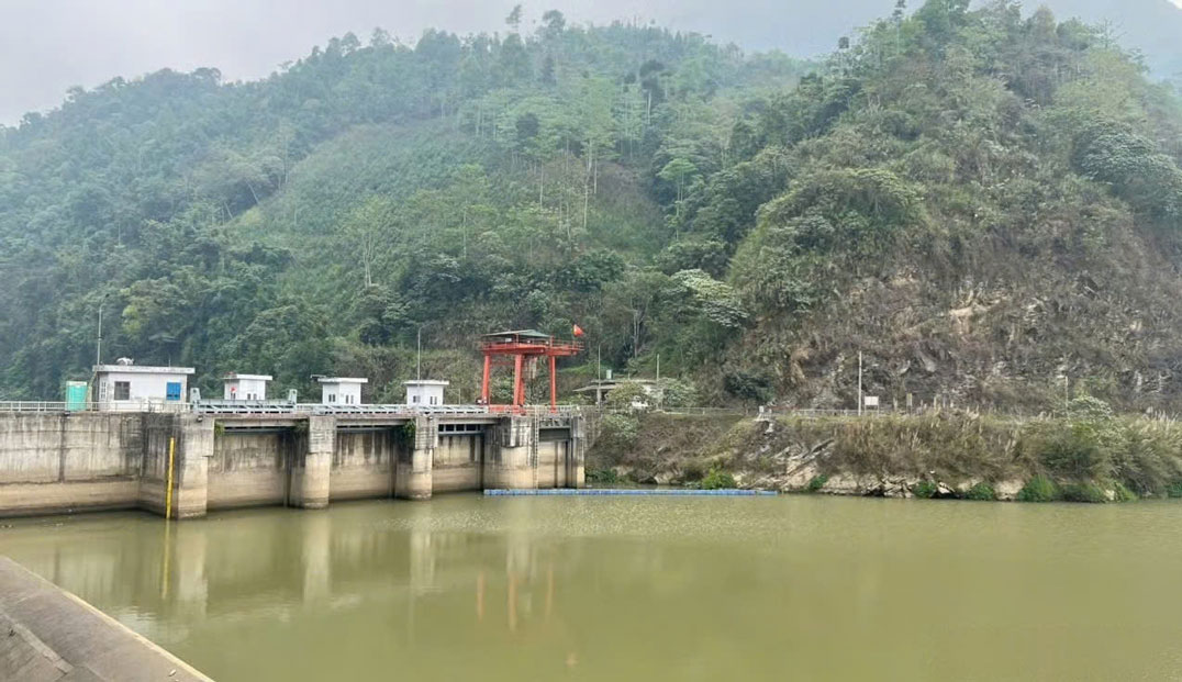 Mực nước tại hồ thủy điện Ngòi Phát đang thấp hơn cao trình thiết kế khoảng 2 m. 