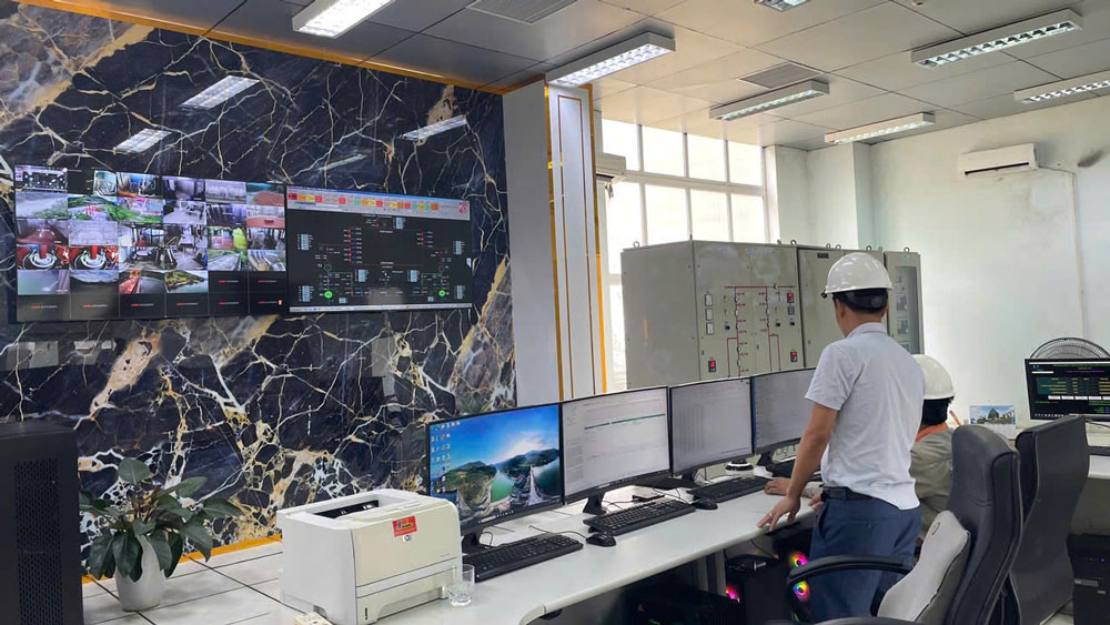 Operating workers monitor the hydrological situation to optimize the operation of the hydropower plant. Photo: Dinh Dai