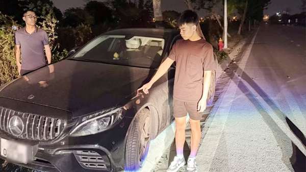 Công an Phú Diễn bắt giữ Nguyễn Văn Huynh sau 24 giờ trộm ô tô Mercedes C200. Ảnh: CAHN