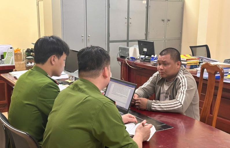 Using a fake red book to borrow money, receiving a deposit to sell land, Dinh Van Thuong was prosecuted. Photo: Lang Son Provincial Police
