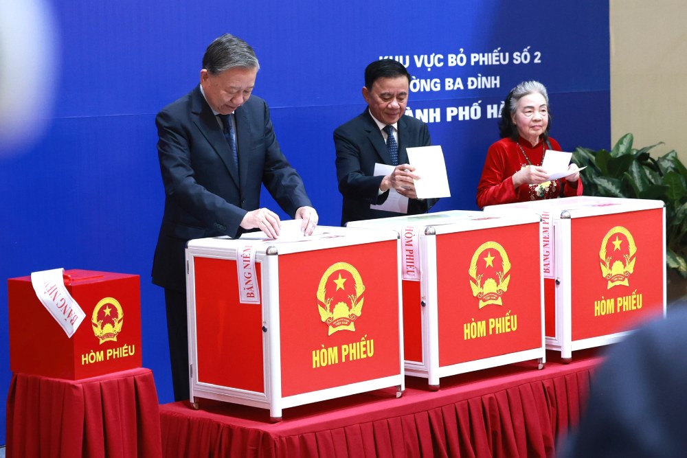 General Secretary To Lam and Politburo Member, Standing Secretary of the Secretariat Tran Cam Tu and voters vote to elect National Assembly Deputies of the 16th term and People's Council deputies at all levels for the 2026-2031 term at polling station No. 2, Ba Dinh ward, Hanoi City. Photo: Hai Nguyen