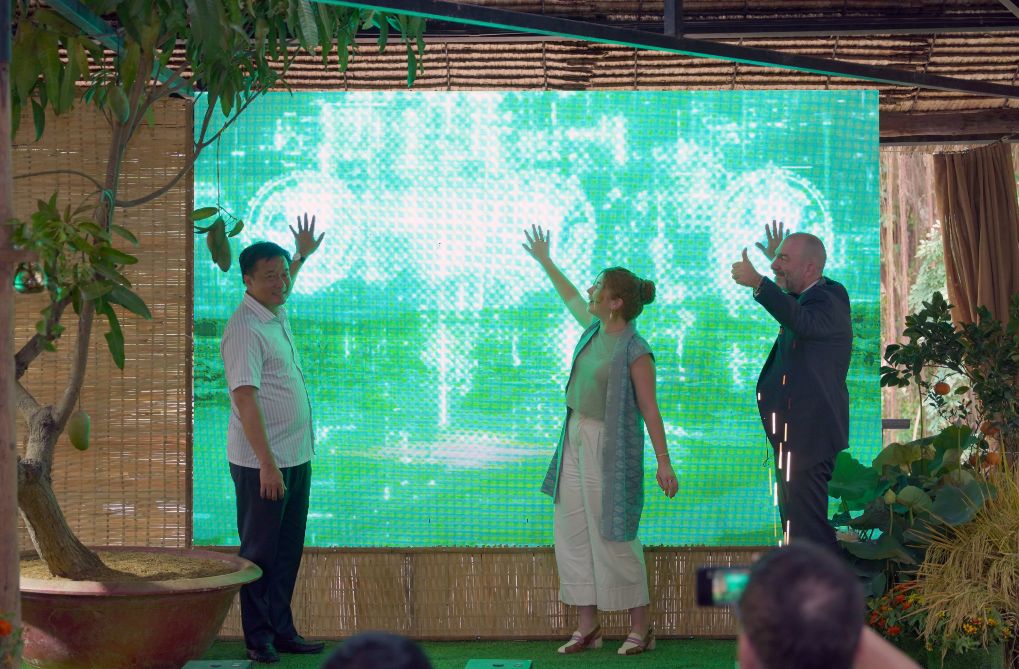 Đại diện lãnh đạo tỉnh Đồng Tháp và WWF- Việt Nam thực hiện Khởi động giai đoạn II dự án “Giải pháp thuận thiên thích ứng với biến đổi khí hậu tại ĐBSCL”. Ảnh: WWF-Việt Nam 