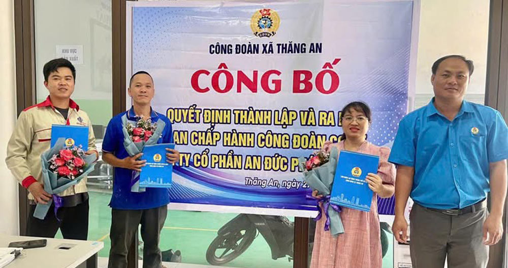 Thang An Commune Trade Union, Da Nang City established the grassroots Trade Union of An Duc Phat Windows Joint Stock Company with 26 union members. Photo: Da Nang Trade Union.