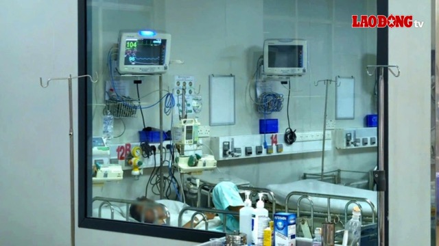 Un paciente con meningitis meningocócica está siendo tratado en el Hospital de Enfermedades Tropicales de la ciudad de Ho Chi Minh. Foto: BVBNĐ