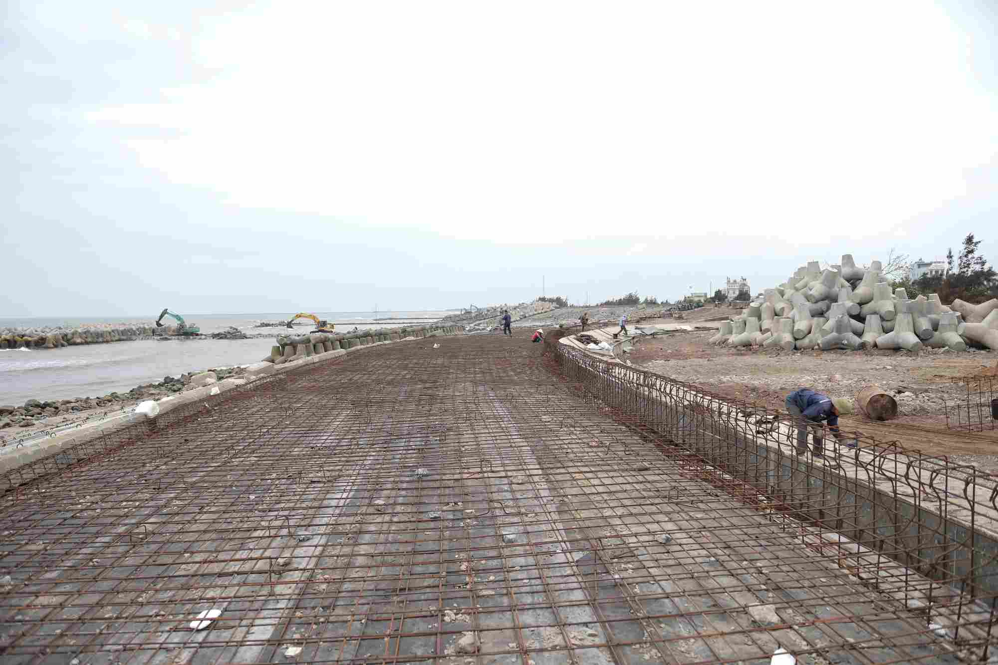 Ninh Binh province strives to complete the Project to consolidate, complete and handle erosion of Con Tron and Hai Thinh sea dikes before the 30th. 4. Photo: Luong Ha