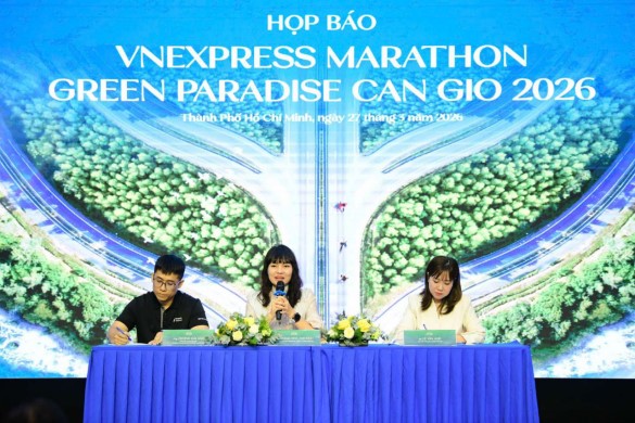 The organizers of the VnExpress Marathon Green Paradise Can Gio race answer questions from athletes. Photo: BTC