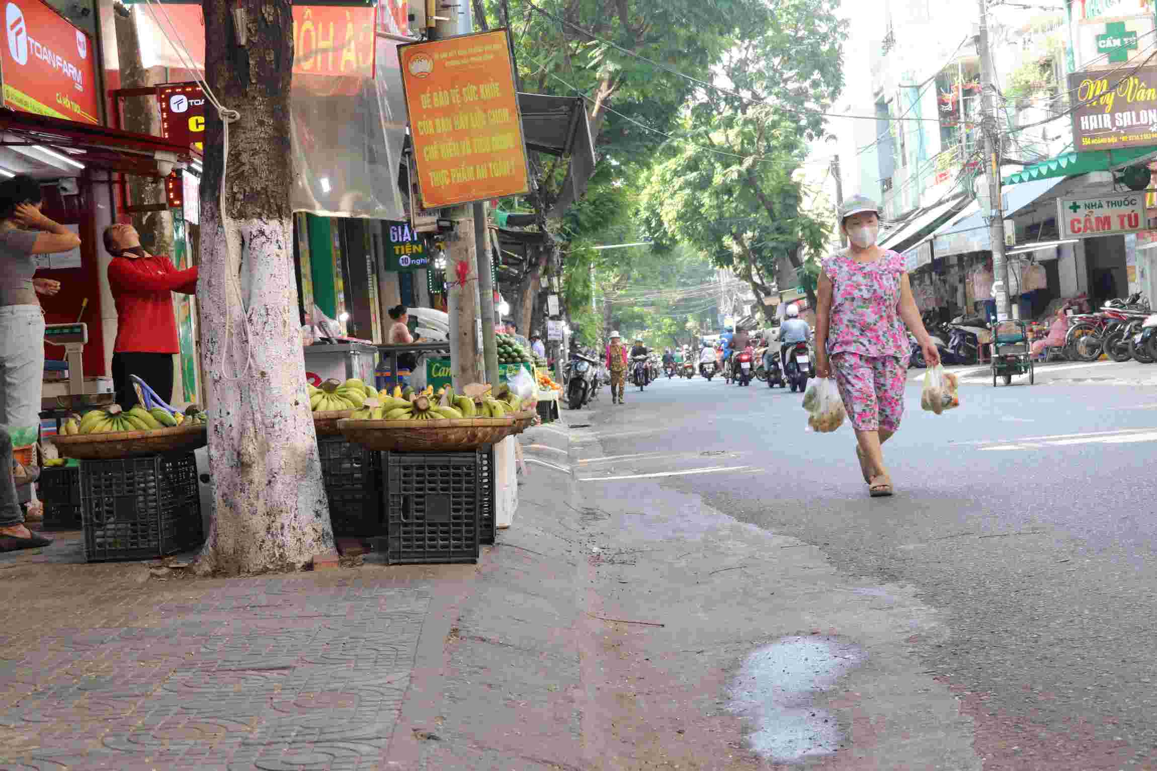 ダナン市ホアクオン区の住民は、道路を歩かなければなりません。写真:グエン・リン
