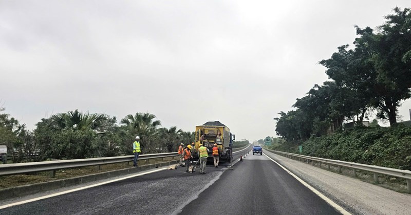 Thi công rải rác trên cao tốc Nội Bài - Lào Cai tiềm ẩn tai nạn