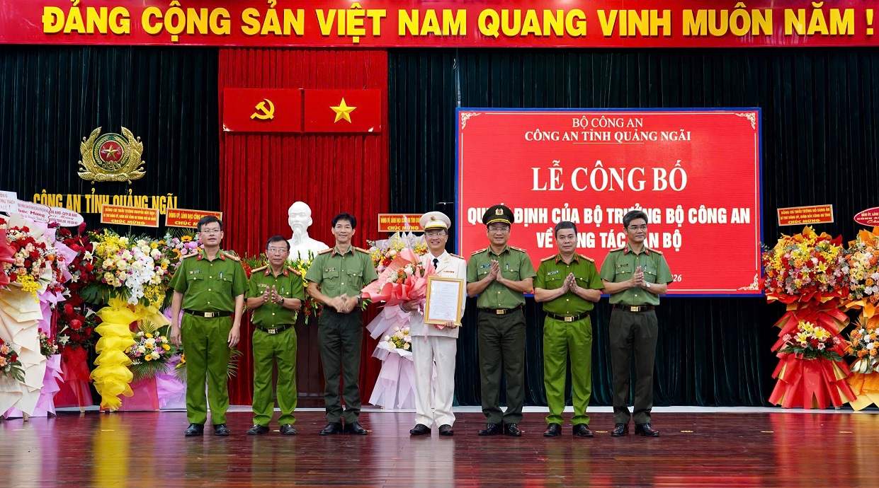 Thiếu tướng Hồ Song Ân - Giám đốc Công an tỉnh Quảng Ngãi trao quyết định và chúc mừng Đại tá Nguyễn Thành Long. Ảnh: Thành Sự