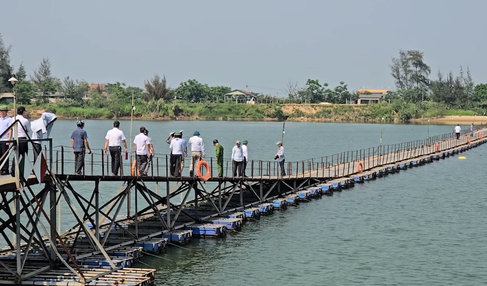 BOT pontoon bridge" in Quang Tri opens after 2 months of suspension of operation. Photo: Hung Tho
