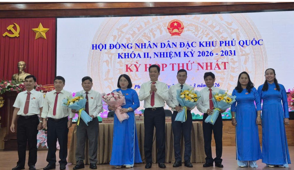 Bà Đặng Thị Hồng Gấm (thứ 4 từ trái qua), Phó Bí thư Đảng ủy, Chủ tịch HĐND khóa I, nhiệm kỳ 2021-2026 được các đại biểu tín nhiệm bầu giữ chức danh chủ tịch HĐND đặc khu Phú Quốc khóa II. Ảnh: Khánh Vân