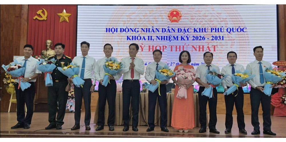 チャン・ミン・コア氏(左から4番目)第1期フーコック特別区党委員会副書記、人民委員会委員長は、代表者から信任を得て第2期フーコック特別区人民委員会委員長の職に選出されました。写真:カイン・ヴァン