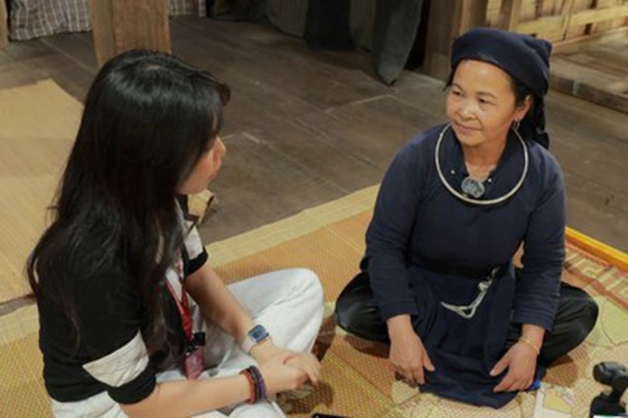 Nghệ nhân Ma Thị Hiến (dân tộc Tày) đang giới thiệu với du khách về nghệ thuật đàn Tính, hát Then. Ảnh: Cục Văn hóa các dân tộc Việt Nam