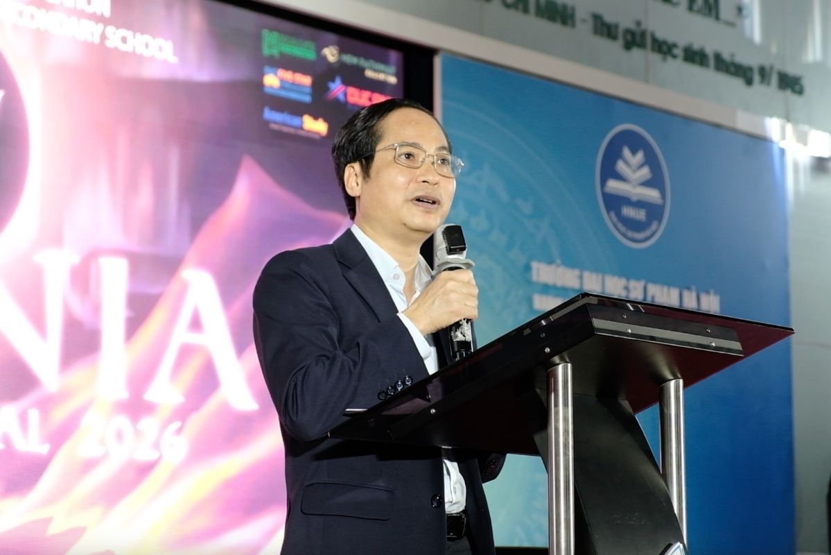 TS Phạm Sỹ Cường - Hiệu trưởng Trường THCS&THPT Nguyễn Tất Thành - phát biểu khai mạc đêm Dạ hội Tiếng Anh 2026: Khúc ca hòa bình. Ảnh: Thanh Bình