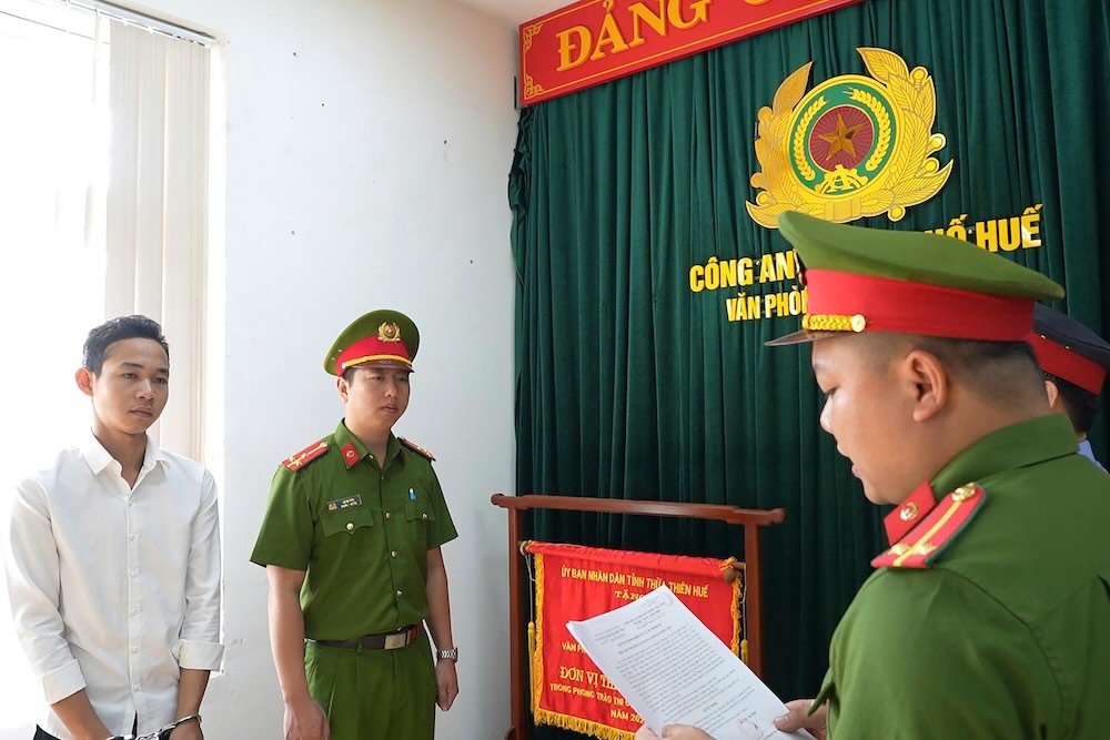 Công an TP Huế đọc lệnh khởi tố vụ án, khởi tố bị can, bắt tạm giam đối với Nguyễn Kim Tuấn. Ảnh: Công an TP Huế
