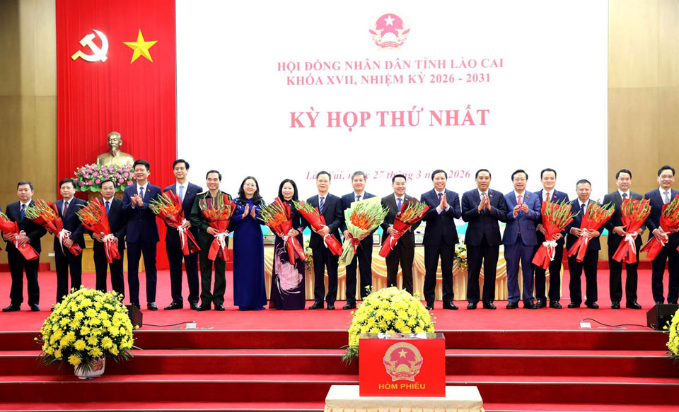 성 당위원회 상임위원회는 2026-2031년 임기 라오까이성 인민위원회 지도부와 인민위원회 위원들에게 꽃다발을 전달했습니다. 사진: 띠엔럽