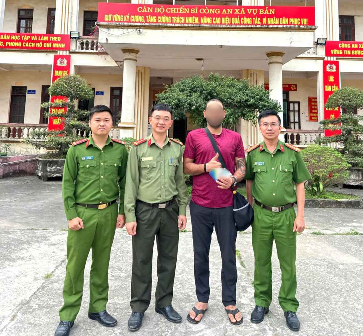 The Immigration Management Department of Ninh Binh Provincial Police and Vu Ban Commune Police quickly supported foreigners to find lost property. Photo: Ninh Binh Provincial Police