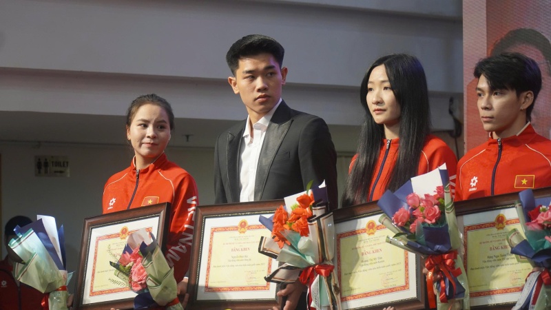 Đình Bắc, Thu Vinh được vinh danh tại Gala. Ảnh: Minh Vũ