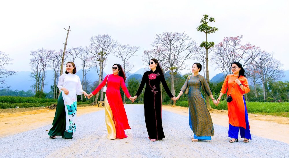 مقامات محلی جشنواره گل برنج را برای تبلیغ این تصویر و جذب گردشگران برای بازدید و تجربه آن برگزار می‌کنند. عکس: رانگ دونگ