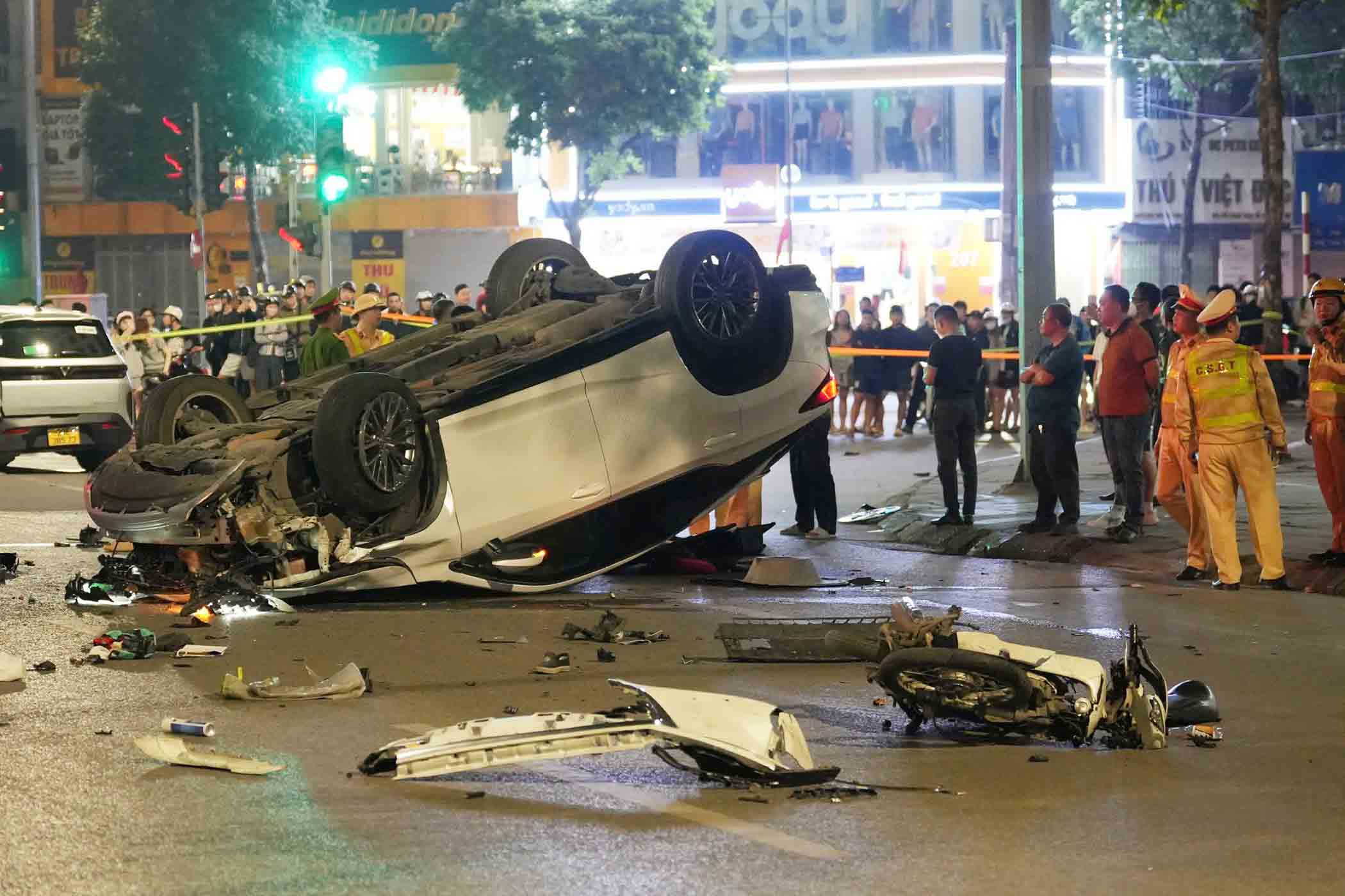 Hiện trường vụ tai nạn liên hoàn trên đường Trung Kính (phường Yên Hòa, Hà Nội), đêm 25.3. Ảnh: Hữu Chánh