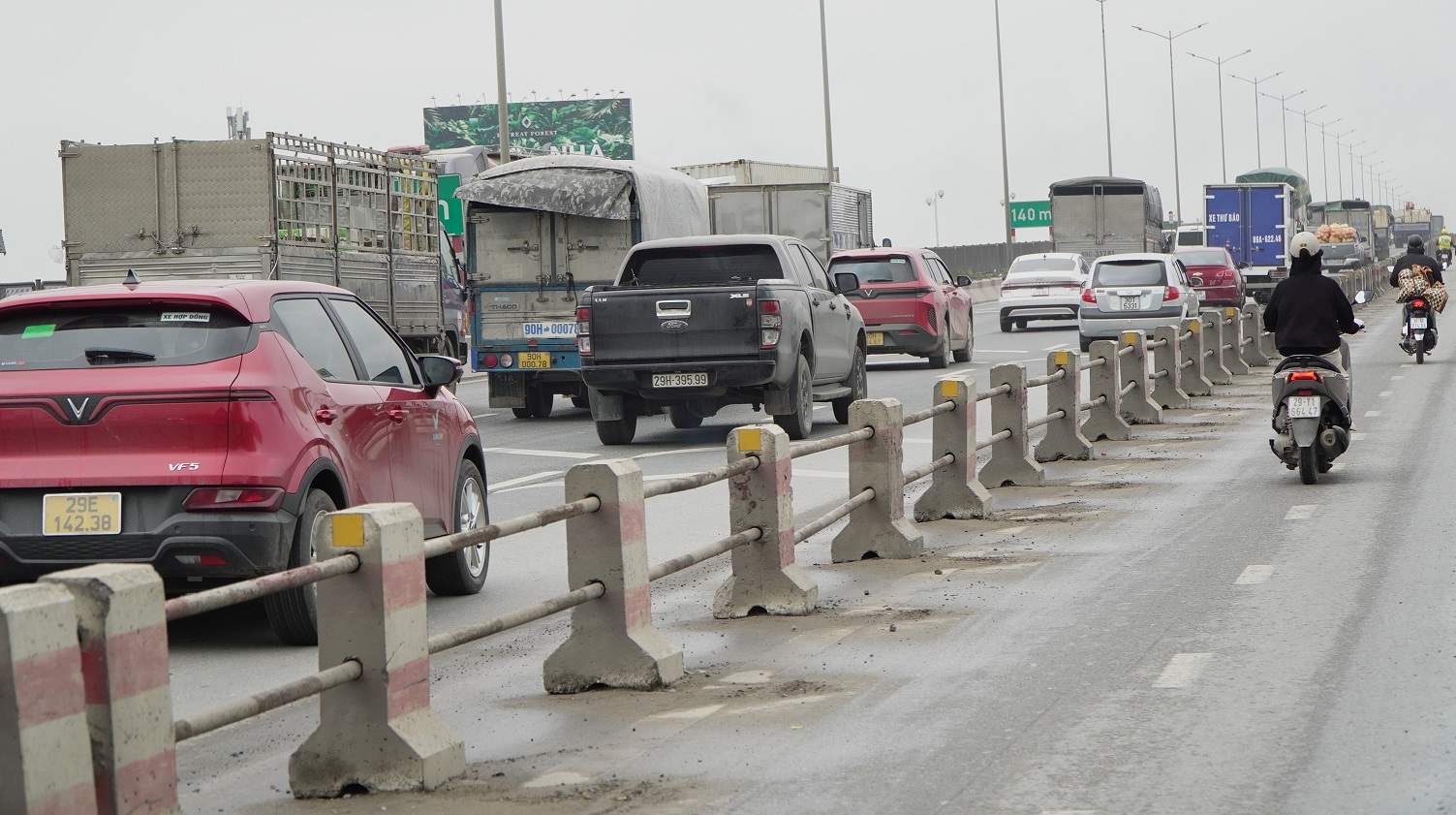 Concrete pillars and iron barriers across Thanh Tri bridge, Hanoi City have seriously deteriorated. Photo: Vien Nguyen