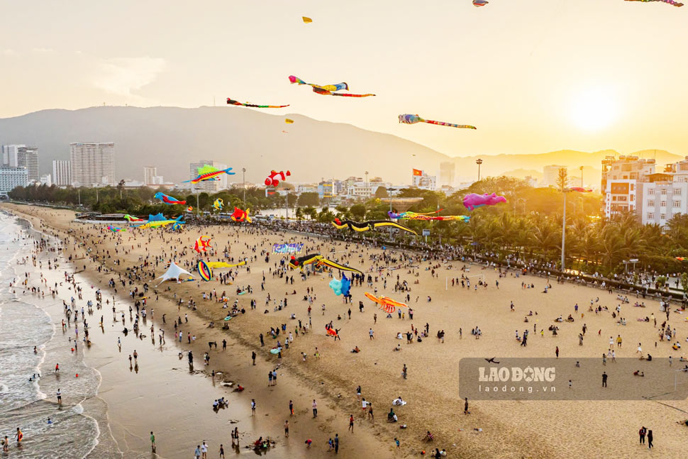 Biển Quy Nhơn (Gia Lai) hút khách du lịch mùa cao điểm. Ảnh: Dũng Nhân