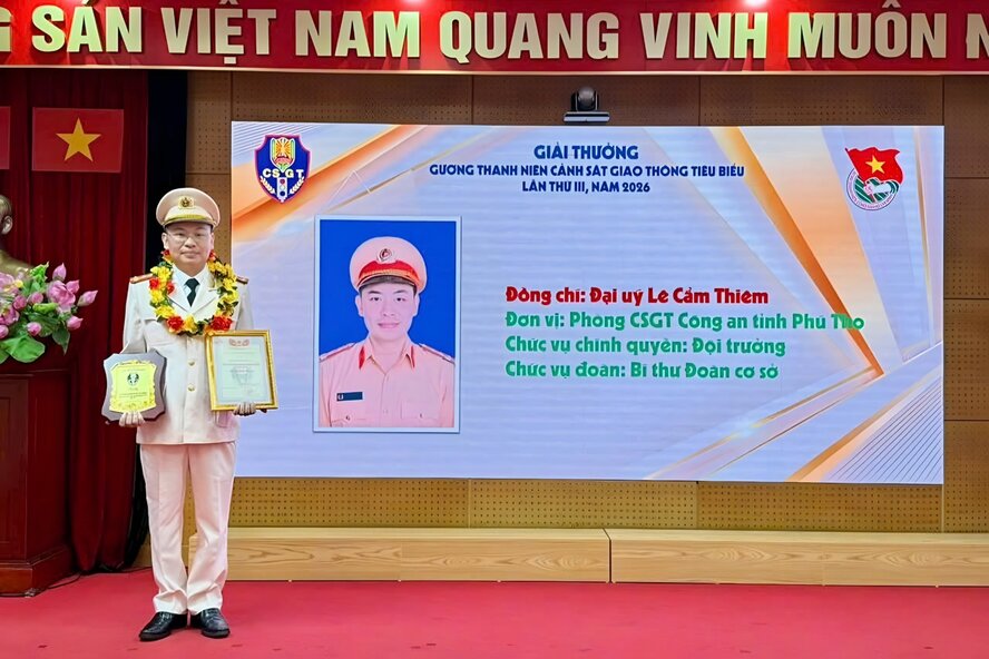 Captain Le Cam Thiem - Head of Road Traffic Police Team No. 1 - Secretary of the Youth Union of the Traffic Police Department won the "Outstanding Traffic Police Youth Figure 2026" Award. Photo: Phu Tho Provincial Police
