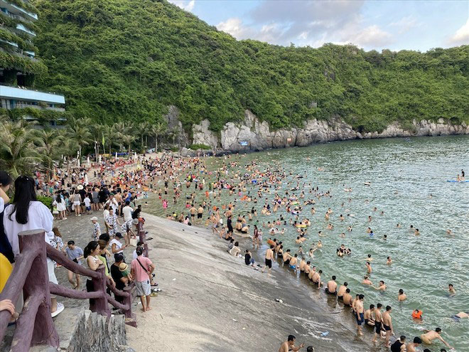 El clima se calienta notablemente inmediatamente después de que el aire frío se debilite y cambie a un calor intenso, especialmente en el norte y el centro-norte durante la temporada de transición. Foto: Thiên Kim
