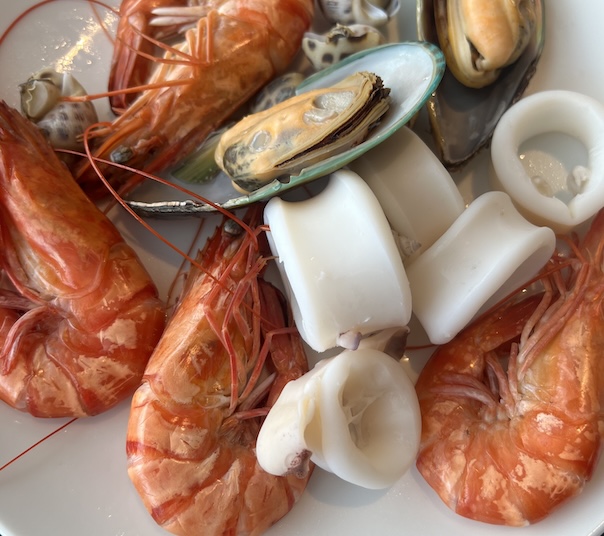 Eating seafood properly will limit the increase in uric acid due to using high-purine foods. Photo: Kieu Vu