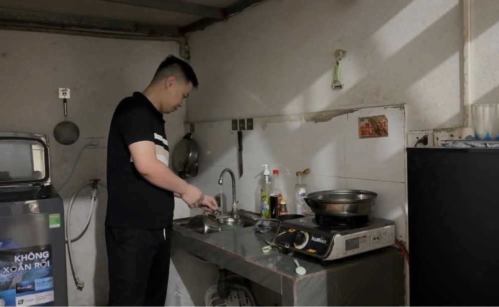 Tổng thu nhập được khoảng 20 triệu đồng/tháng, riêng tiền gửi con và thuê phòng trọ, vợ chồng anh Huy đã tốn ¼ tổng thu nhập. Ảnh: Quỳnh Chi