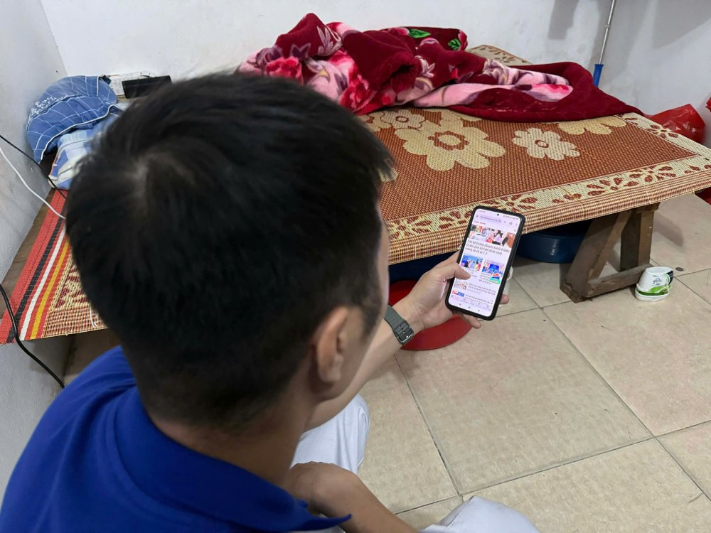 많은 젊은 노동자들과 마찬가지로 꽝 씨는 매일 아침 6시부터 저녁 6시까지 일합니다. 기본 급여는 월 700만 동 정도입니다. 사진: 퀸 치