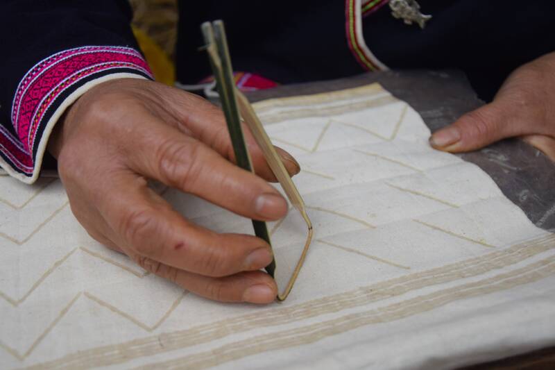 Nghệ thuật vẽ sáp ong trên vải của người dân tộc Dao Tiền, xã Mường Cơi, tỉnh Sơn La. Ảnh: Trường Sơn