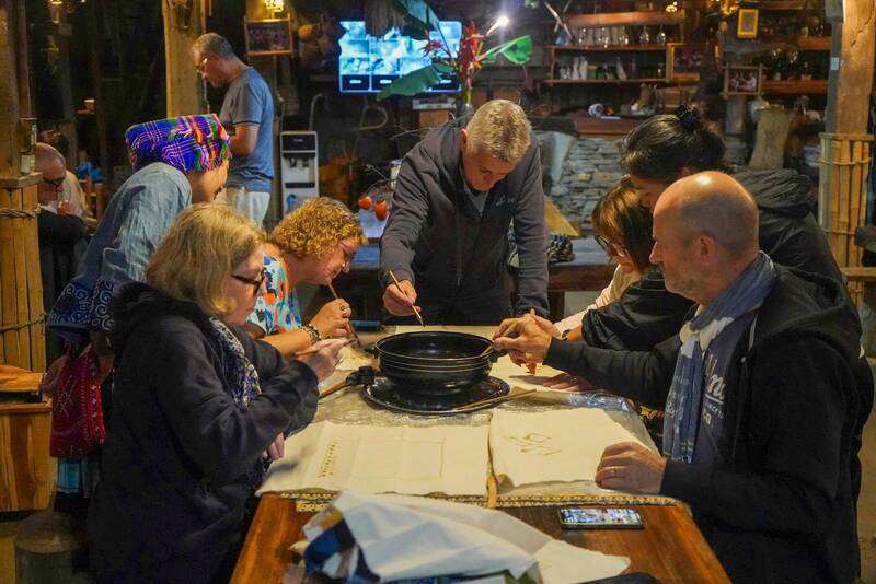 Nghệ thuật vẽ sáp ong trên vải và trải nghiệm của du khách tại A Chu Homestay, bản Hua Tạt, xã Vân Hồ, tỉnh Sơn La. Ảnh: Tráng A Chu