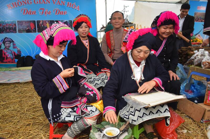 The Dao Tien people of Muong Coi commune, Son La province perform beeswax painting on fabric. Photo: Truong Son