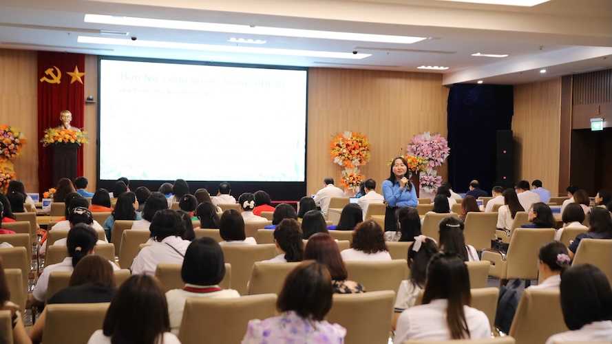 Ms. Tran Thu Phuong - Deputy Head of the Trade Union Affairs Committee of the Vietnam General Confederation of Labor equips the team of Vietnam Electricity Trade Union officials with knowledge about policies and regimes for female workers. Photo: CĐN