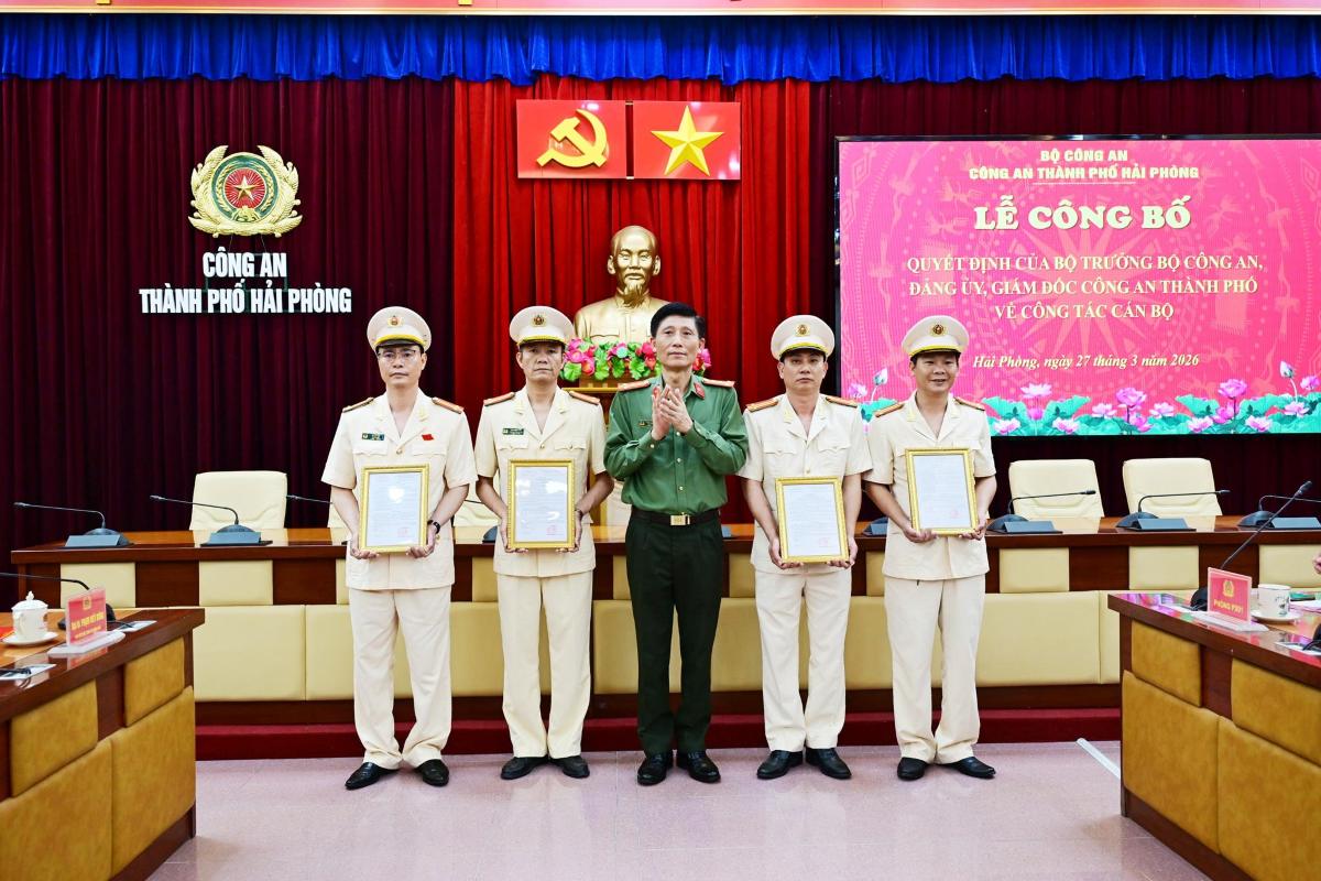 La policía de Hai Phong anuncia la decisión del Ministerio de Seguridad Pública sobre la disolución de 4 puestos de policía de parques industriales y el trabajo de personal. Foto: Policía de Hai Phong