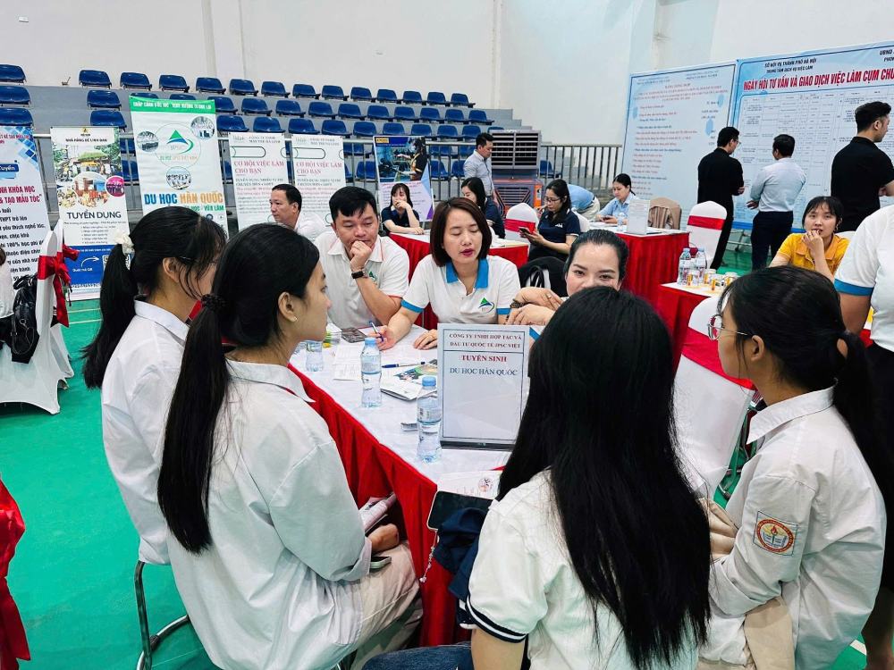 The "combined labor" generation forms people who accumulate "skilled chains" to become multi-functional service providers. Photo: Quynh Chi