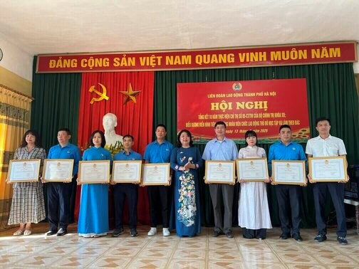 Collectives of union members and typical advanced workers were commended by the Hanoi City Labor Federation at the summary of 10 years of implementing Directive No. 05-CT/TW on Promoting studying and following Ho Chi Minh's ideology, ethics, and style (May 2025). Photo: Kieu Vu