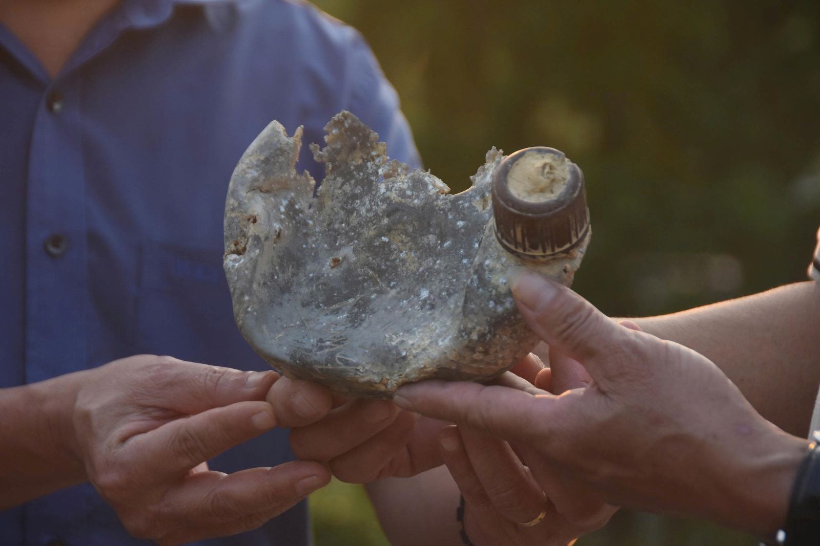 Chiếc bi đông là di vật mở hướng xác minh danh tính cho liệt sĩ. Ảnh: H.Nguyên