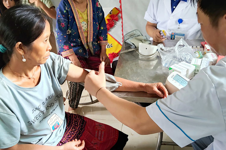 The medical team of Muong Lay TTYT, Dien Bien province examines patients. Photo: Muong Lay TTYT
