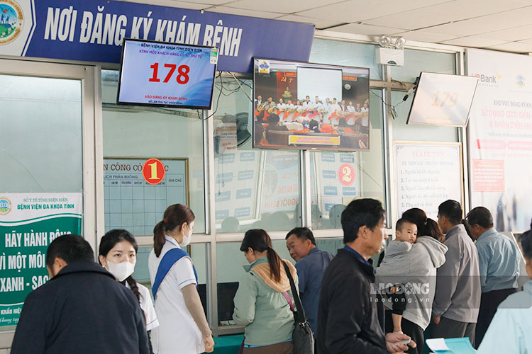 Người dân đăng ký khám bệnh tại Bệnh viện Đa khoа tỉnh Điện Biên. Ảnh: Quang Đạt