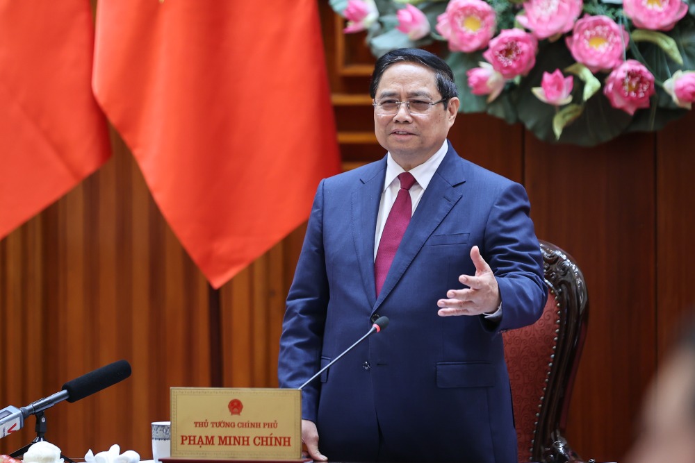 El Primer Ministro Pham Minh Chinh solicitó la construcción inmediata de un depósito de petróleo crudo en Nghi Son y el cálculo de otros lugares. Foto: VGP