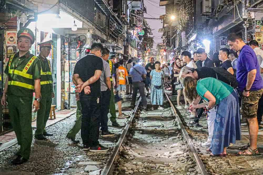 Công an phường Hoàn Kiếm (Hà Nội) quyết liệt xử lý các vi phạm an toàn đường sắt tại phố Điện Biên Phủ. Ảnh: Trần Lâm