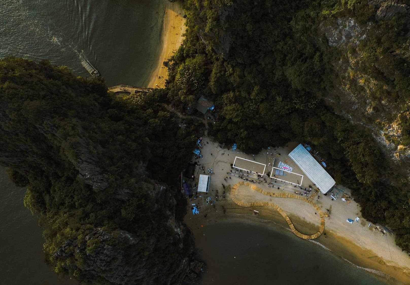 Một sự kiện được tổ chức tại bãi cát Bàn Chân, vịnh Hạ Long trước năm 2015. Ảnh: T.V.P