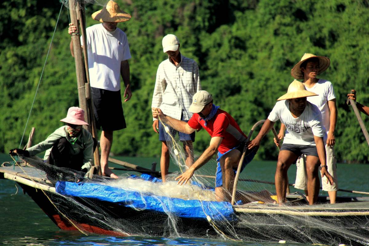 Tourists catching fish with fishermen in Ha Long Bay before 2015. Photo: Dong Duong