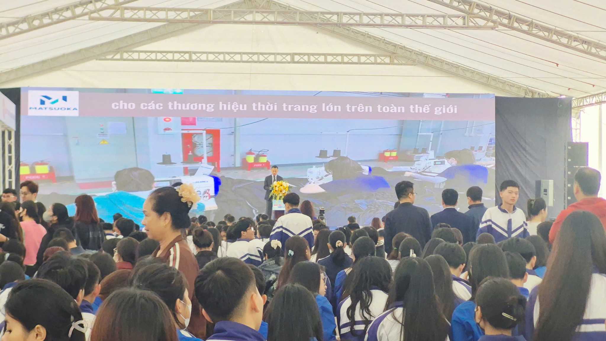 Đông đảo học sinh, sinh viên tham gia ngày hội việc làm tại KCN VSIP Nghệ An. Ảnh: Mai Ngân