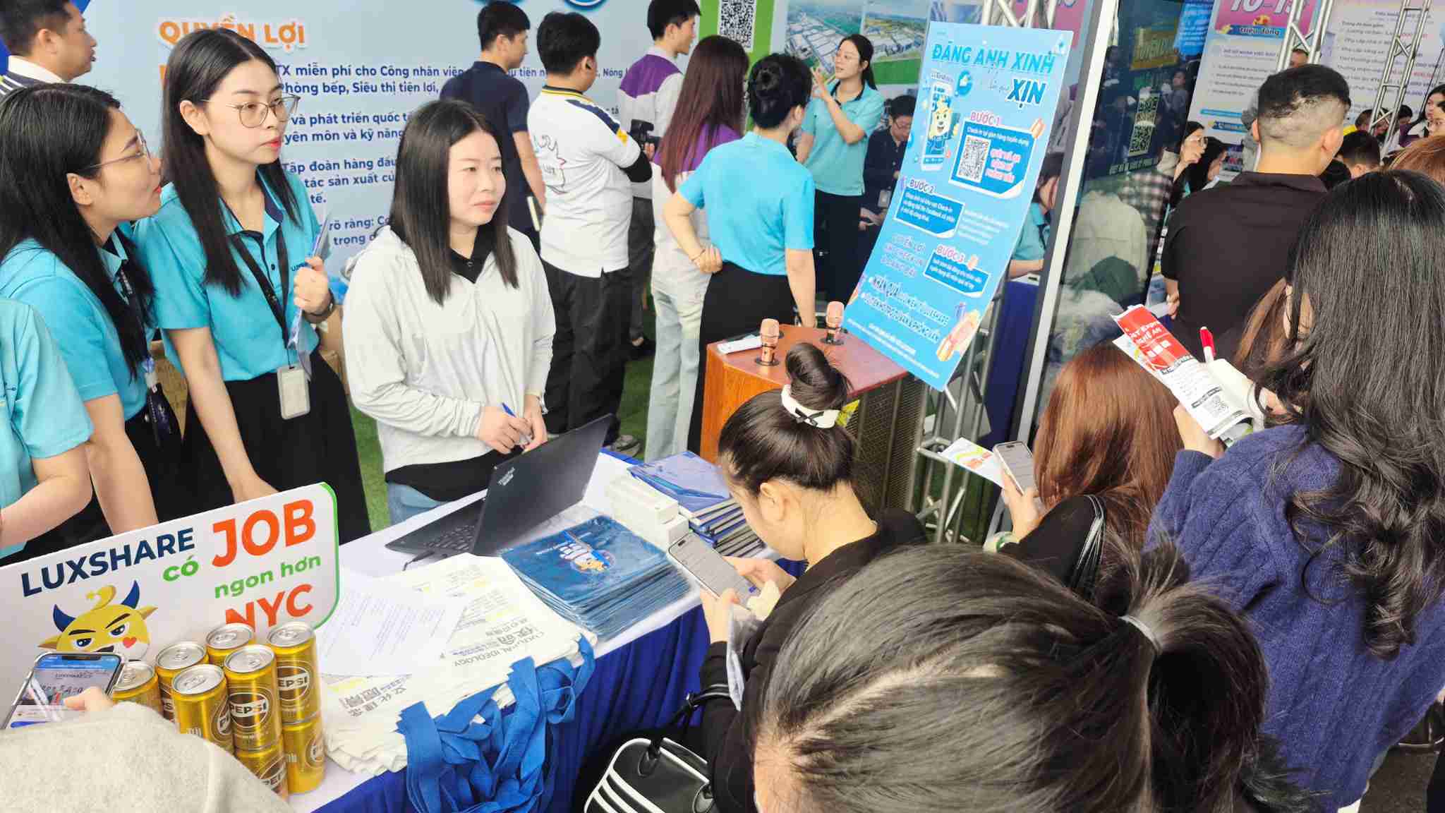 Recruitment day at VSIP Nghe An Industrial Park attracts a large number of workers. Photo: Mai Ngan