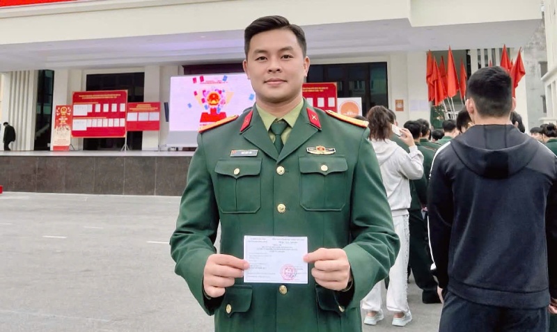 Đô vật Ngô Văn Lâm trong màu áo lính với quân hàm Thiếu tá. Ảnh: NVCC