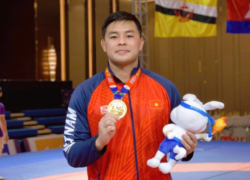 Ngô Văn Lâm cùng tấm huy chương vàng tại SEA Games 32. Ảnh: NVCC