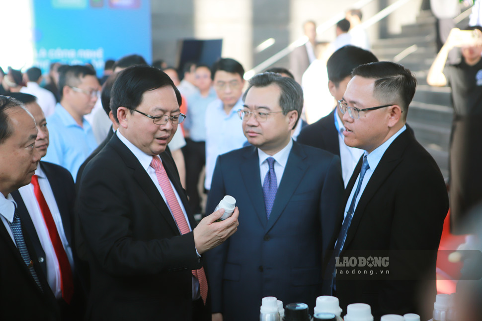 Các đại biểu tham quan các gian hàng trưng bày. Ảnh: Hoài Phương